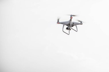 Dron kuadrokopterin arka planında uçuyor.