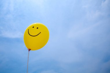 Mavi gökyüzü arkaplanlı sarı balon