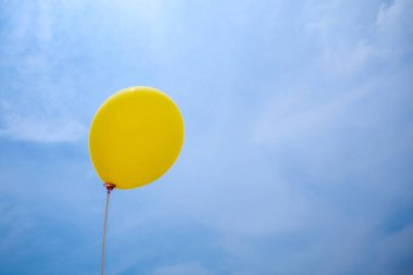 mavi gökyüzü arka plan üzerinde renkli balonlar