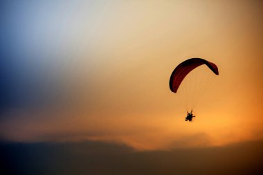 Dağlarda uçan paraglider