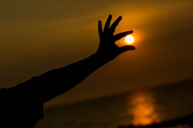 Gün batımında bir adamın silueti