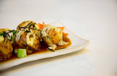 Sebze ve soslu ızgara tavuk.