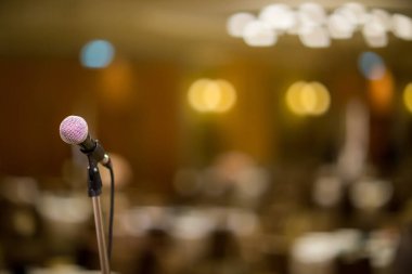 mikrofon konferans odasında sahnede.