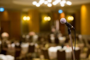 Mikrofonun bulanık arkaplanı ve konferans odasındaki ışıklar