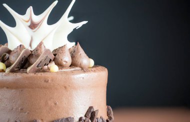 Kremalı ve fındıklı çikolatalı pasta.