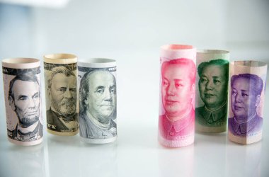 Beyaz arka planda arka arkaya 200 dolarlık banknotlar.