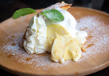 Ev yapımı vanilyalı dondurma, çırpılmış yumurta ve naneli.