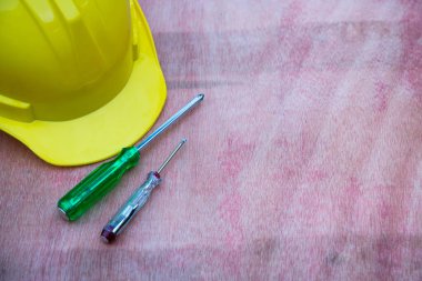 Ahşap arka planda inşaat araçları ve aksesuarlar