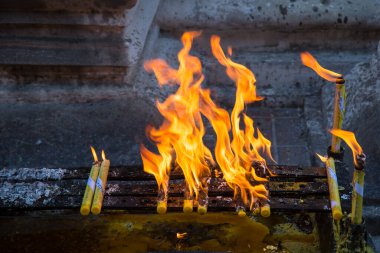 Şöminenin arka planında alevler var.