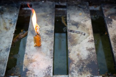 Yanan bir ateşin yakın çekimi.