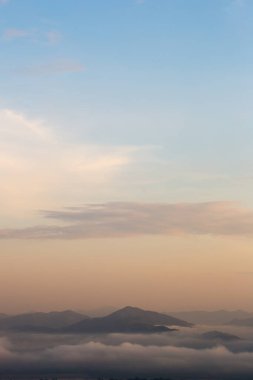 Denizin üzerinde güzel bir gün batımı