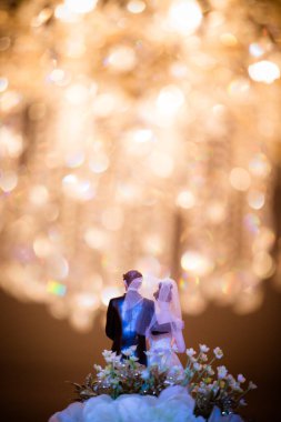 Süslemeleri ve ışıkları olan Noel ağacı