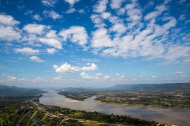 Dağlardaki nehrin güzel manzarası