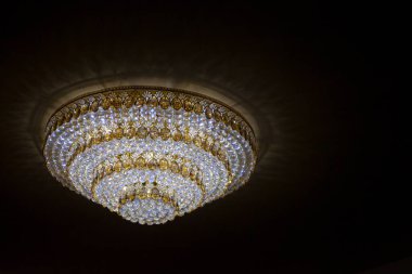 Siyah arka planda güzel bir avize.