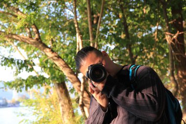 Ormanda kameralı genç bir kadın.