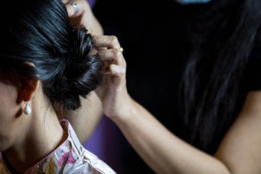 Yüzünde dövme olan genç bir kadın.