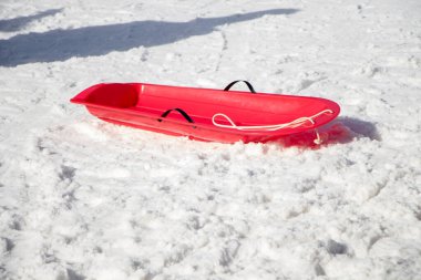 Kumsalda kayaklı kırmızı kayak.