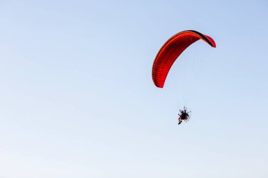 Gökyüzündeki paraglider