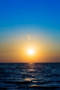 Denizin üzerinde güzel bir gün batımı