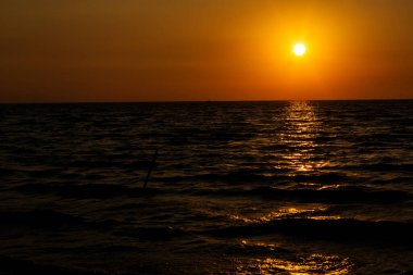 Denizin üzerinde güzel bir gün batımı
