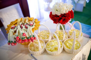 Bir buket çiçek ve mum.