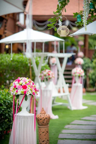 Arco Boda Con Flores Sillas — Foto de Stock