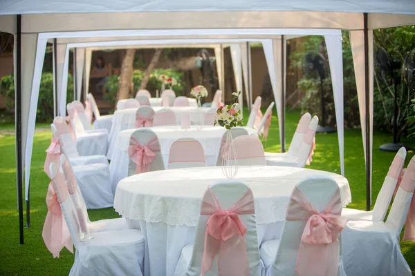 Bela Mesa Casamento Com Cadeiras Flores — Fotografia de Stock