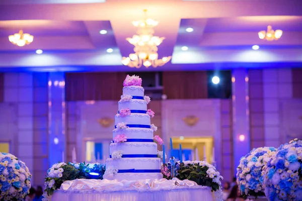 花やろうそくとの結婚式のケーキ — ストック写真