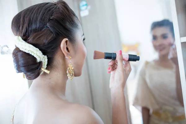 Mujer Joven Aplicando Maquillaje Espejo — Foto de Stock