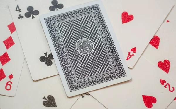 Гральні Карти Покерними Фішками Білому Тлі — стокове фото