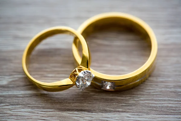 Anillos Oro Sobre Fondo Blanco — Foto de Stock