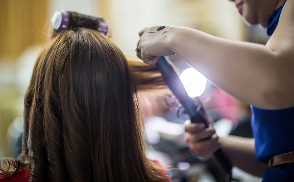 Parrucchiere Professionista Taglio Capelli Nel Salone — Foto Stock