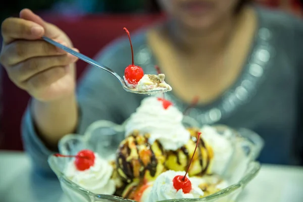 アイスクリームを食べている女性の近くで — ストック写真