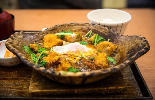 Patates ve sebzeli kızarmış tavuk.