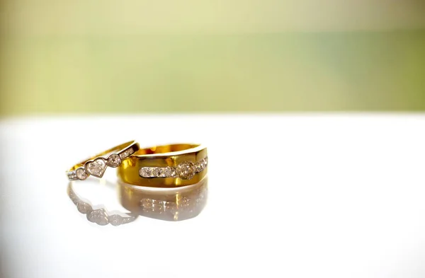 Anillos Boda Sobre Fondo Blanco —  Fotos de Stock