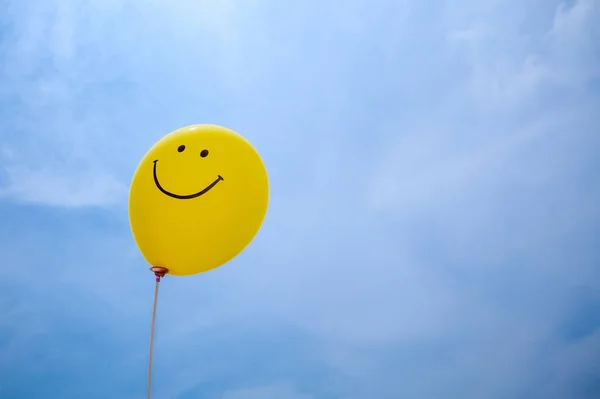 Balão Amarelo Com Fundo Azul Céu — Fotografia de Stock