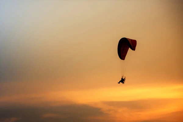 Gökyüzünde Uçan Paraglider — Stok fotoğraf