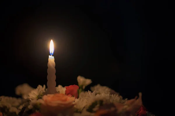 Velas Encendidas Sobre Fondo Oscuro — Foto de Stock