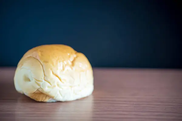 木のテーブルの上のパンとパン — ストック写真