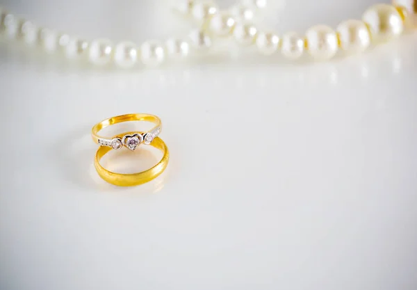 Zlaté Prsteny Bílém Pozadí — Stock fotografie