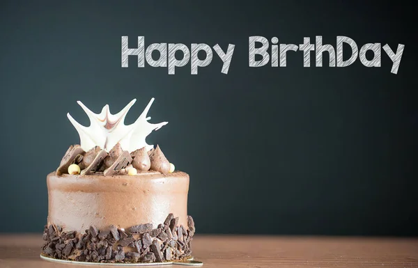 Szczęśliwy Tort Urodzinowy Kawałkami Czekolady Świecami Ciemnym Tle — Zdjęcie stockowe