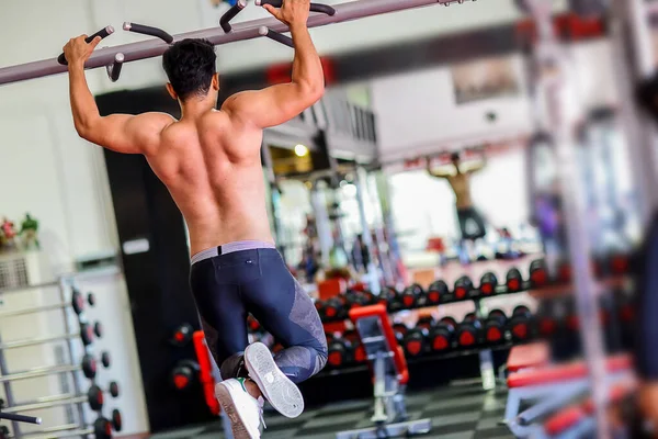 Jeune Homme Faisant Des Exercices Avec Haltères Dans Salle Gym — Photo