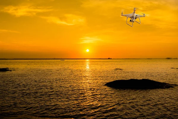 Drone Che Vola Sul Mare — Foto Stock