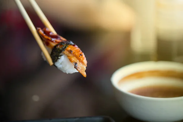 Rollo Sushi Con Salmón Salsa Soja Palillos —  Fotos de Stock