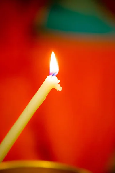 Vela Ardiente Sobre Fondo Rojo — Foto de Stock