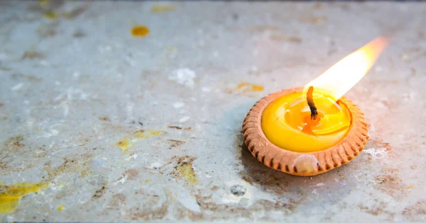 Brandende Kaars Een Witte Achtergrond — Stockfoto