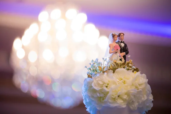花と結婚式のカップル — ストック写真