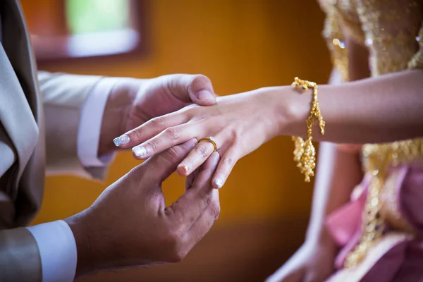 Alliances Sur Les Mains Mariée — Photo