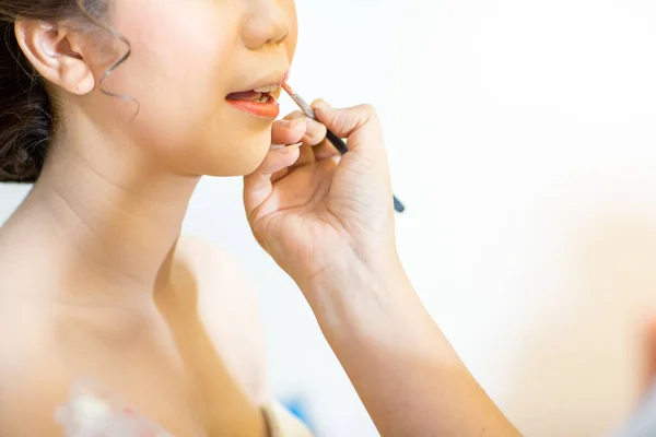 Mooie Jonge Vrouw Aanbrengen Van Make Haar Lippen — Stockfoto