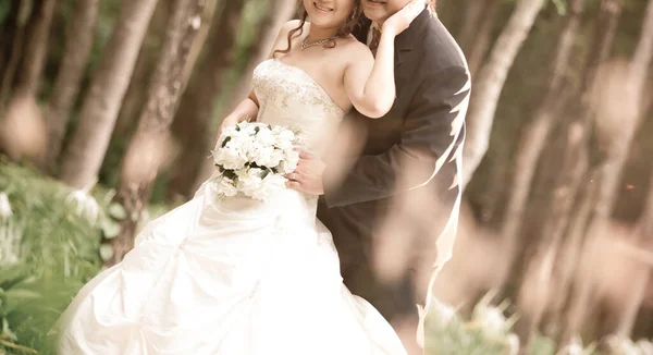 花束のついたウェディングドレスの花嫁と新郎 — ストック写真